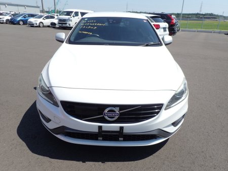 2016 Volvo V60 2.0 D4 R-DESIGN DIESEL AUTO // FULL LEATHER ELECTRIC SEATS // REVERSING CAMERA // CRUISE CONTROL // LANE ASSIST // COLLISION WARNING SYSTEM // TOP SPEC // UPGRADED ALLOYS €15,950