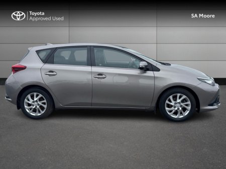 2016 Toyota Auris HYBRID LUNA €15,495