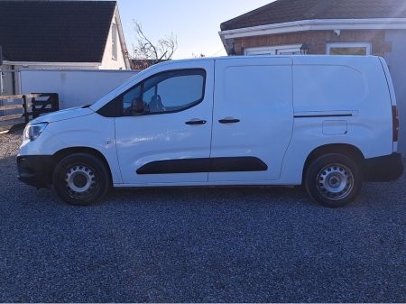 2019 Vauxhall Combo Van Edition Model 2300 1.5 Diesel with 3 seats in front and double side loading doors.