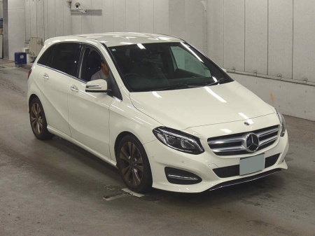 2018 Mercedes-Benz B Class MERCEDES B180 AUTOMATIC / 37k KMs /  AUTOMATIC /  REVERSE CAMERA / HEATED SEATS & MORE