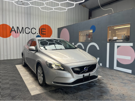 2015 Volvo V40 VOLVO V40 AUTOMATIC 1.6 PETROL / 81k KMs / HEATED SEATS , REVERSE CAMERA & MORE