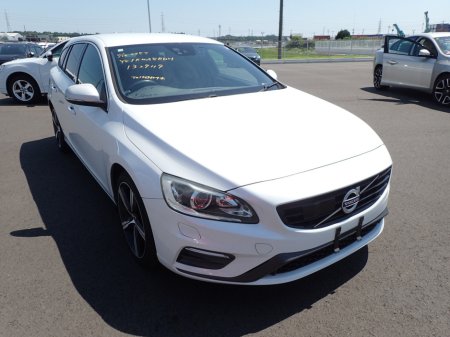 2016 Volvo V60 2.0 D4 R-DESIGN DIESEL AUTO // FULL LEATHER ELECTRIC SEATS // REVERSING CAMERA // CRUISE CONTROL // LANE ASSIST // COLLISION WARNING SYSTEM // TOP SPEC // UPGRADED ALLOYS €15,950