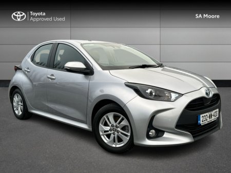 2023 Toyota Yaris HYBRID LUNA