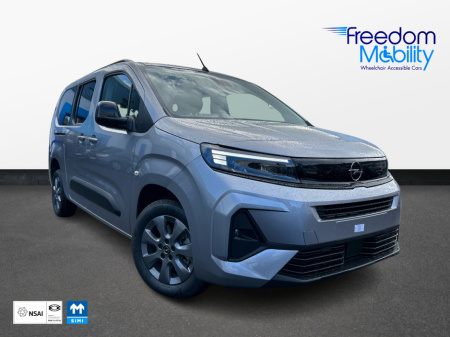 2025 Opel Combo 7 seater wheelchair automatic. €59,000