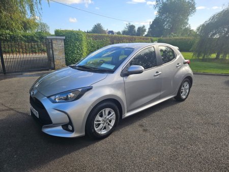 2025 Toyota Yaris HYBRID 1.5L  LUNA