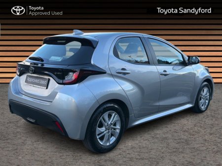 2025 Toyota Yaris HYBRID LUNA // REAR CAMERA // TOYOTA SAFETY SENSE // BLUETOOTH // AIR CON // FULL WARRANTY €26,945