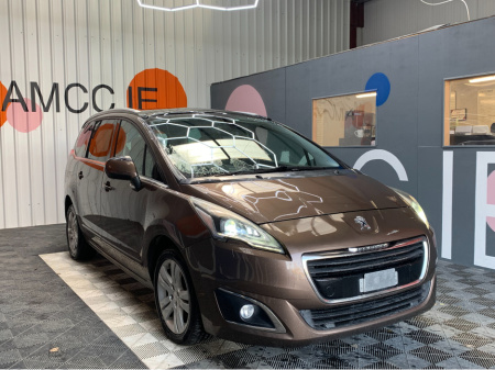 2015 Peugeot 5008 CIELO / 77k KMs / Panoramic Sunroof, Reverse Camera & More / Automatic