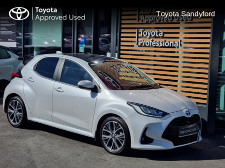 2023 Toyota Yaris HYBRID PLATINUM // PANORAMIC GLASS ROOF // HALF LEATHER SEATS // REAR CAMERA // BLUETOOTH // APPLE CARPLAY/ANDROID AUTO // FULL WARRANTY