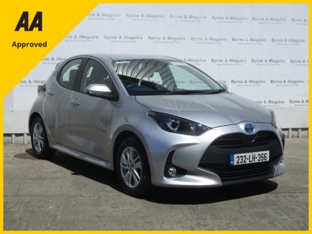 2023 Toyota Yaris 1.5 HYBRID LUNA 4DR AUTOMATIC WITH  ONLY 11000 KMS AND ONE VERY CAREFUL OWNER . THIS CAR IS IN SHOWROOM CONDITION !!