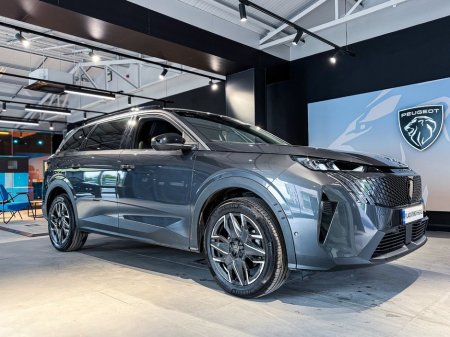 2025 Peugeot 5008 Allure Hybrid 136 E-dsc6