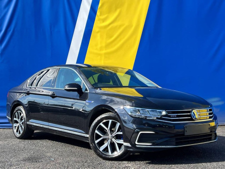 2022 Volkswagen Passat GTE 1.4 HYBRID AUTO // LEATHER HEATED SEATS // APPLE CARPLAY/ANDROID AUTO // MULTIFUNCTIONAL GTE FLAT BOTTOM STEERING WHEEL