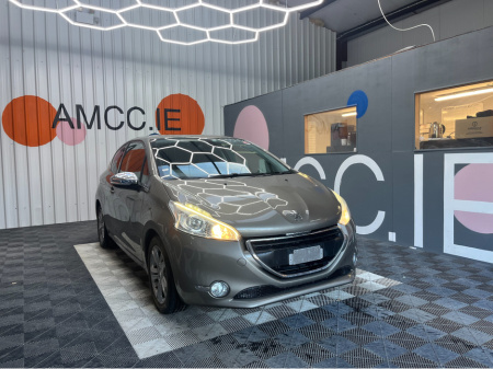 2015 Peugeot 208 208 MANUAL 1.2 PETROL / 68k KMs / PARKING SENSORS , ADAPTIVE CRUISE & MORE