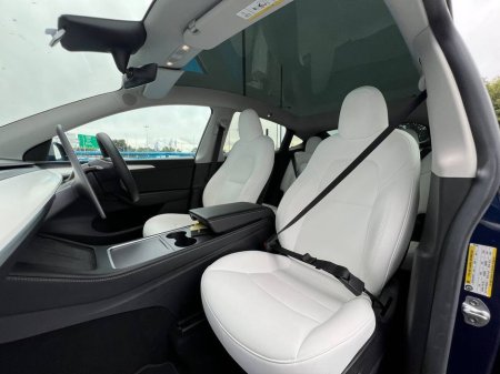 2024 Tesla Model Y STANDARD RANGE RWD // TESLA AUTOPILOT // PANORAMIC ROOF // 5 HEATED SEATS €37,900