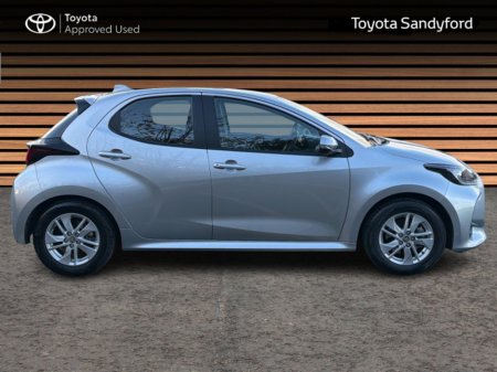 2025 Toyota Yaris HYBRID LUNA // REAR CAMERA // TOYOTA SAFETY SENSE // BLUETOOTH // AIR CON // FULL WARRANTY €26,945