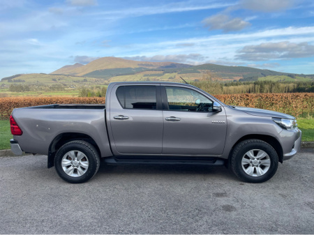 2017 Toyota Hilux D/CAB SR5 4DR AUTO