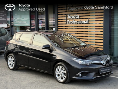 2017 Toyota Auris HYBRID LUNA // AIR CON // HEATED SEATS // ALLOYS // REVERSING CAMERA // BLUETOOTH // €180 ROAD TAX // DEALER WARRANTY €16,945