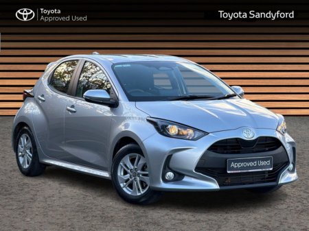 2025 Toyota Yaris HYBRID LUNA // REAR CAMERA // TOYOTA SAFETY SENSE // BLUETOOTH // AIR CON // FULL WARRANTY €26,945